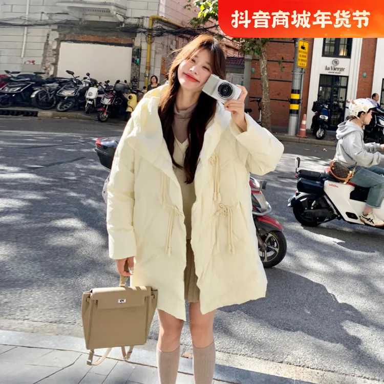 米白色绑扣羽绒服女2025冬季新款小众流行韩系氛围感白鸭绒面包服