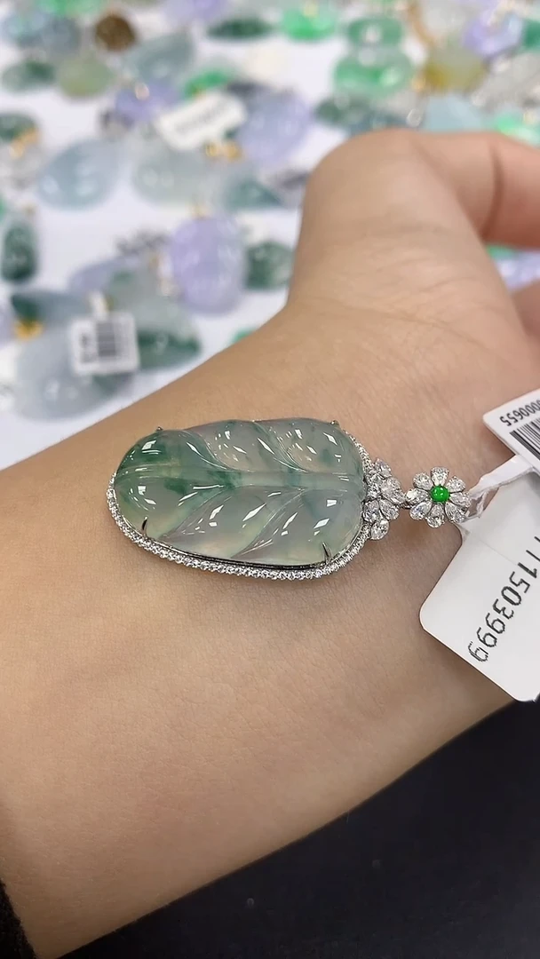 颈饰18K金镶嵌翡翠a货假一赔三支持复检百元上9元证书费自理