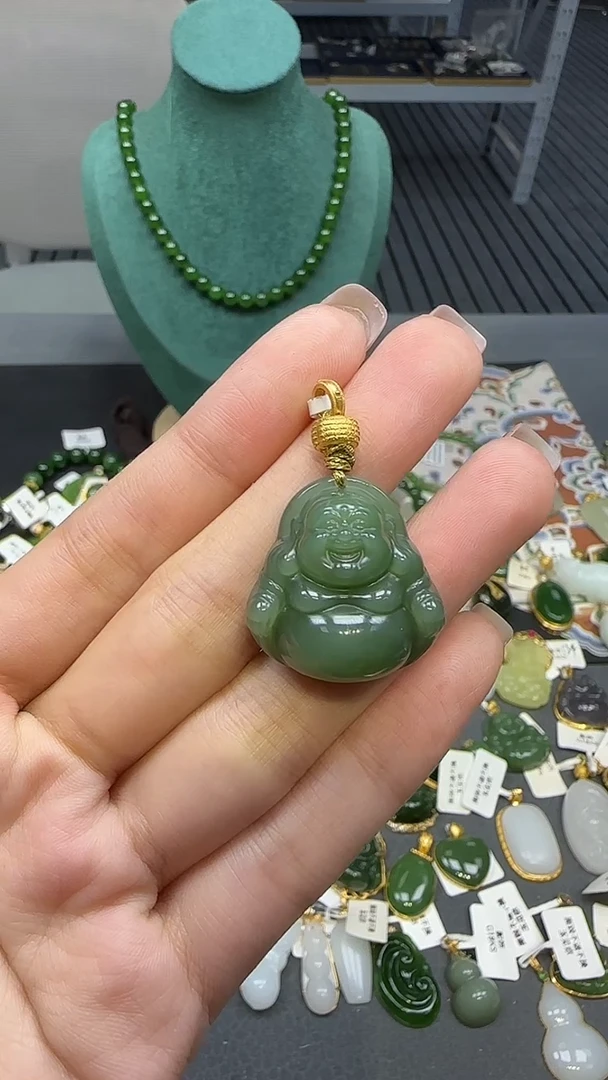 18K金镶嵌和田玉挂件1
