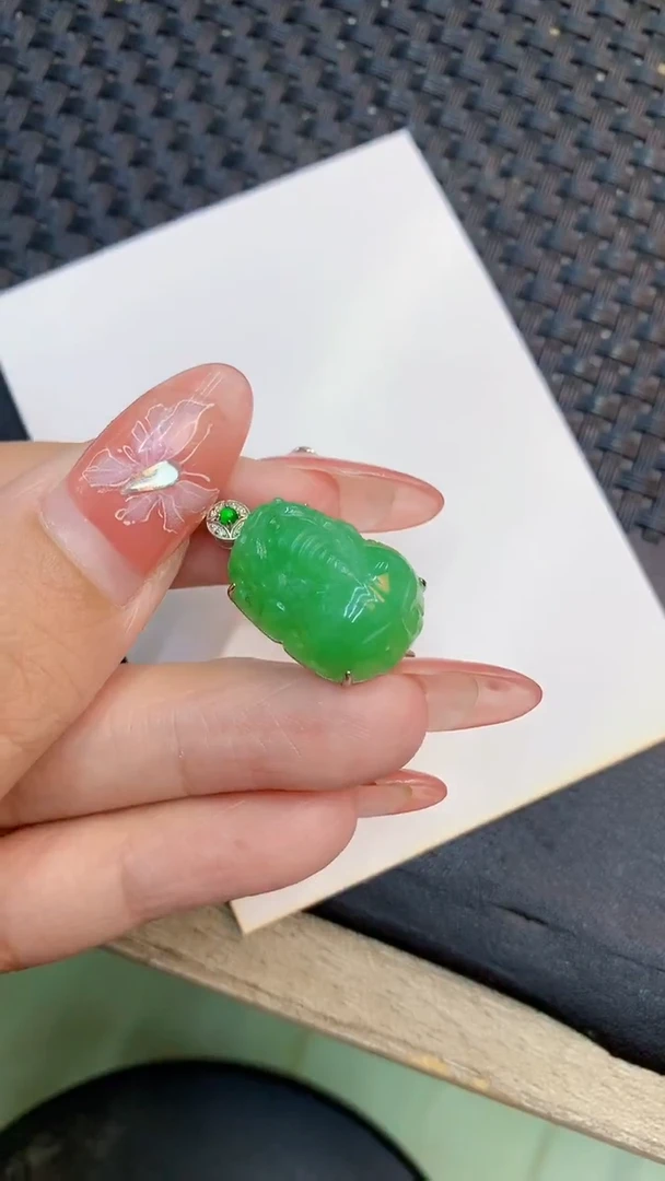 颈饰18K金镶嵌翡翠1