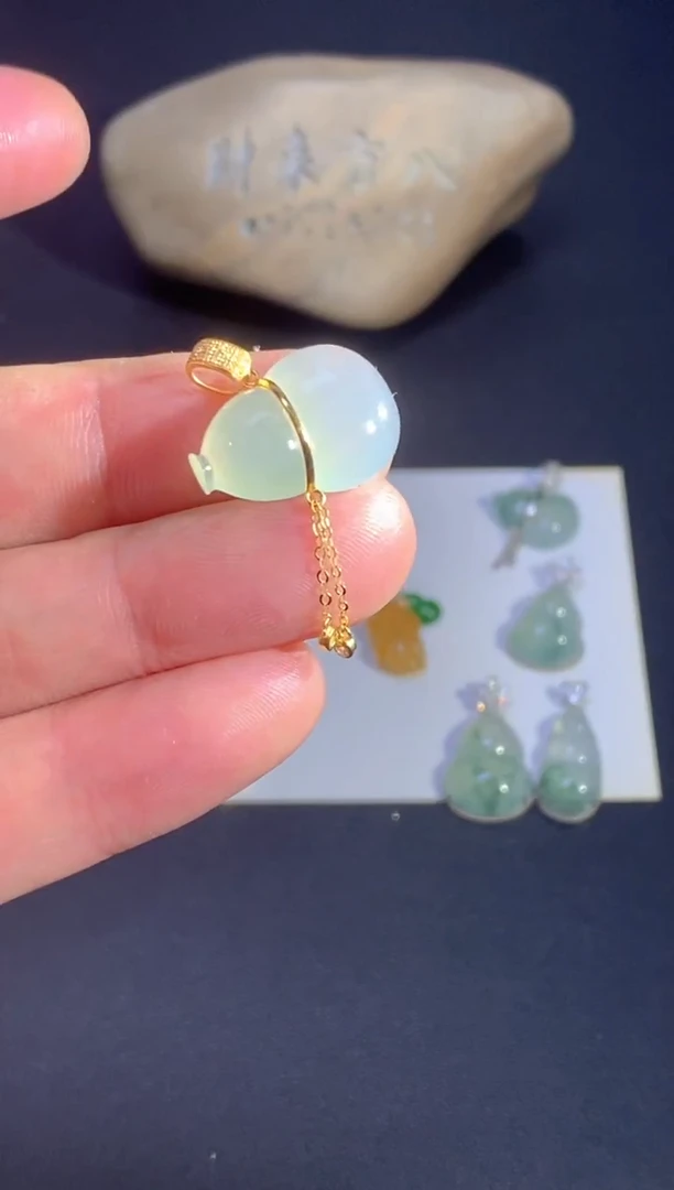 颈饰18K金镶嵌翡翠