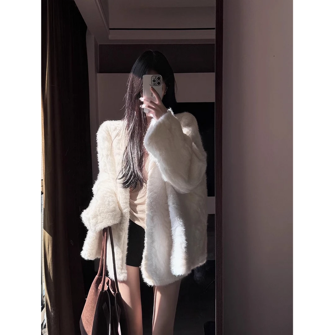 慵懒松弛感外套简约宽松质感2025冬季保暖毛绒大衣配显瘦短裤套装