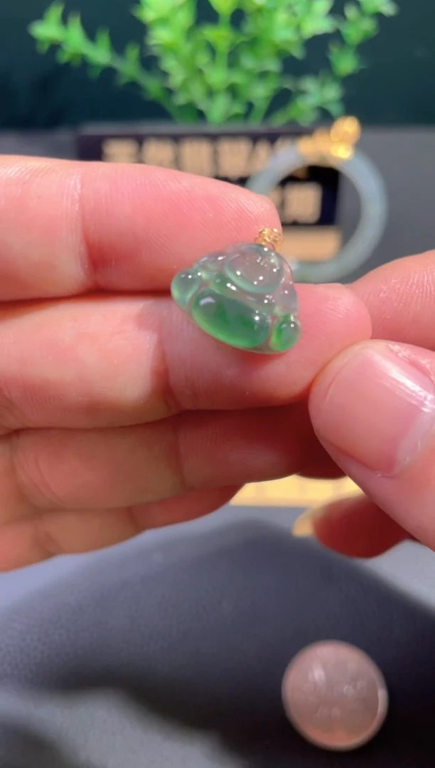 颈饰18K金镶嵌翡翠基地发货