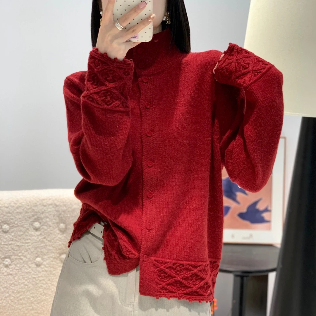 羊毛高领镂空开衫 柔密织就精致细节 舒适好搭更显优雅气质