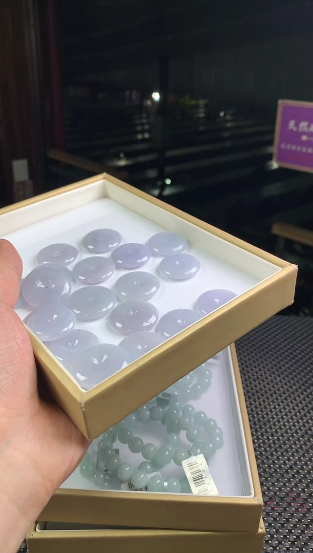 翡翠未镶嵌颈饰--31303-多样性发其一