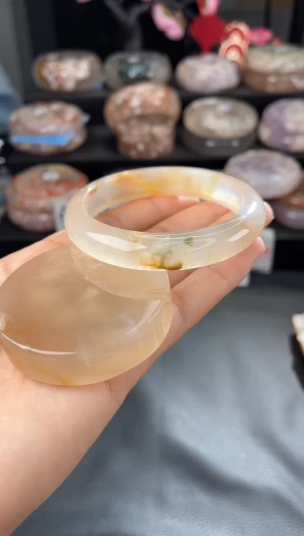 【闪购商品】石英质玉手镯未镶嵌56