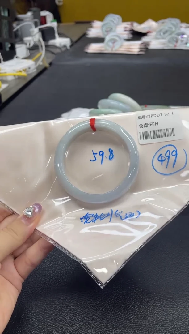 翡翠手镯未镶嵌翡翠手镯