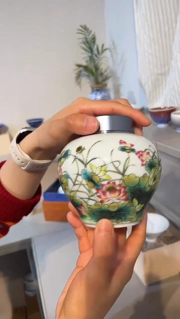 景德镇高温瓷莲花茶叶罐