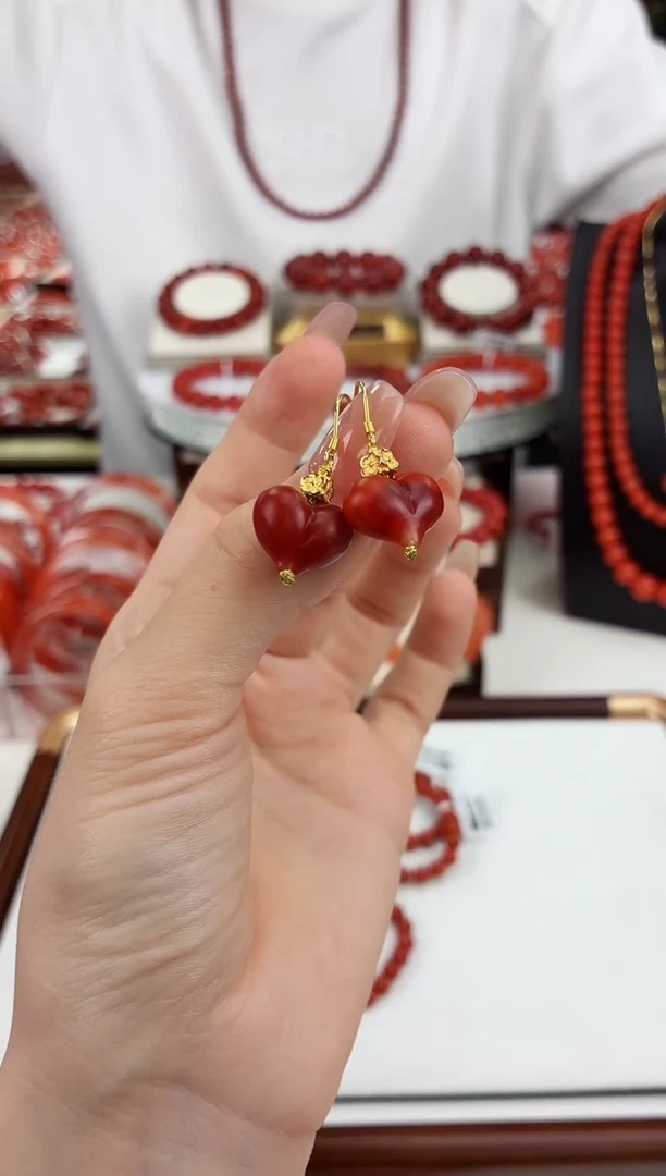 南红玛瑙屁桃耳钩银S925镶嵌一对