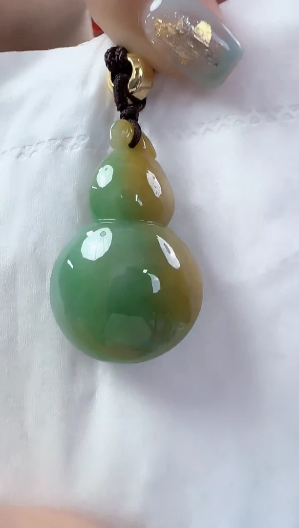 翡翠未镶嵌颈饰葫芦 孤品 宽22高35厚12+