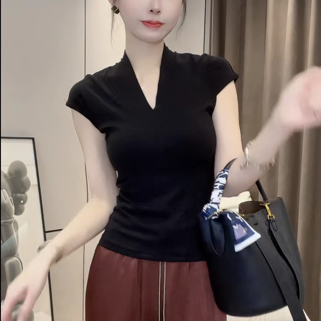 新款小半袖衫洋气显瘦夏季女人味欧货时尚修身设计感V领针织上衣