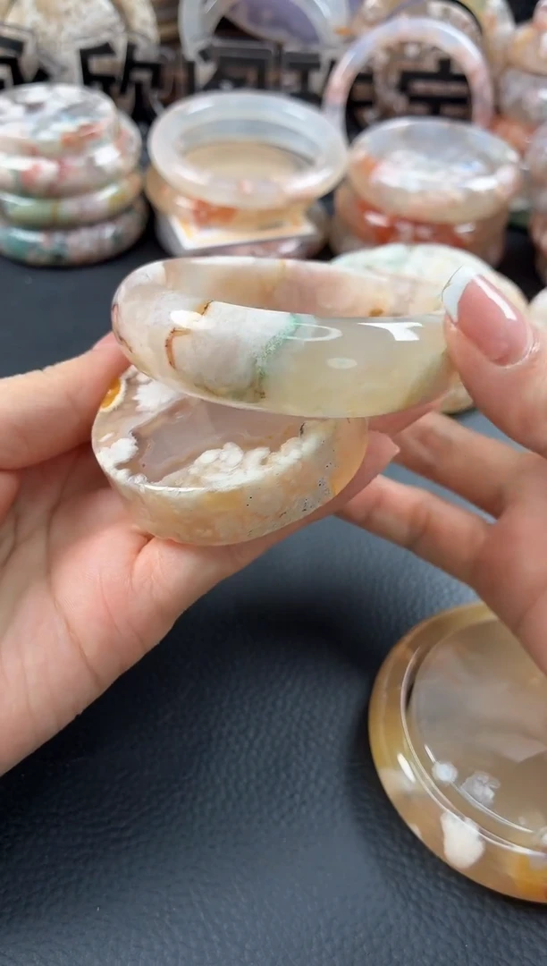 未镶嵌手镯（圆镯）石英质玉56