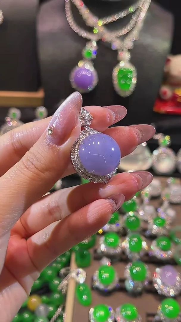 颈饰18K金镶嵌翡翠吊坠