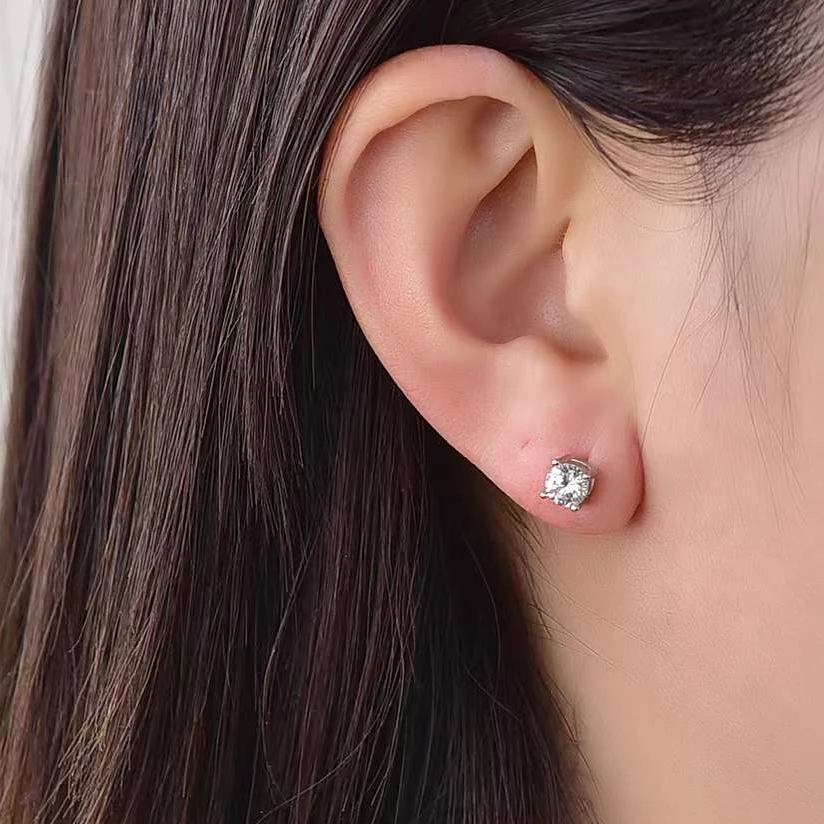 《千年甄选》中.缅A1-60 K白四爪耳钉1CT百搭经典