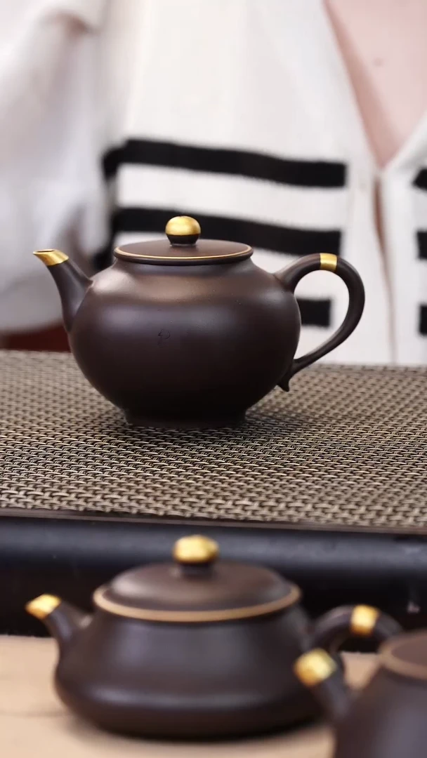 茶壶紫砂四号井茄皮紫泥描金宫灯150cc