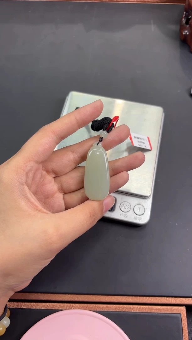 【闪购商品】和田玉吊坠(赠链)未镶嵌且末微色差近矿吊坠M