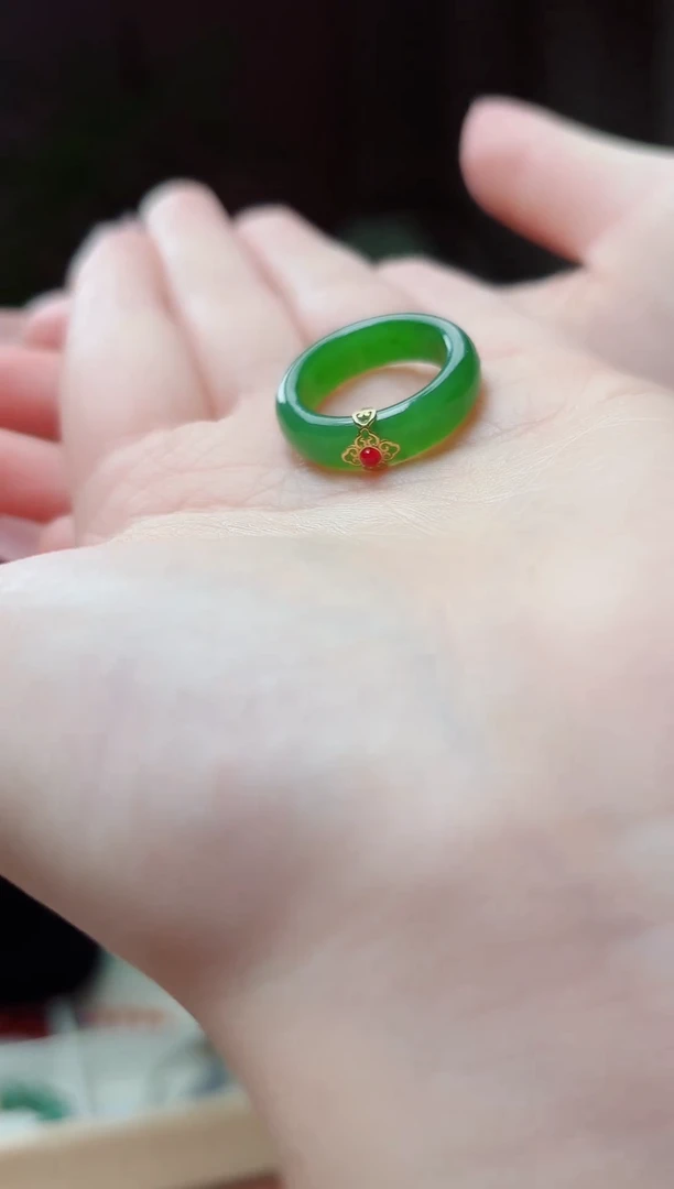 18K金镶嵌戒圈和田玉碧玉指环