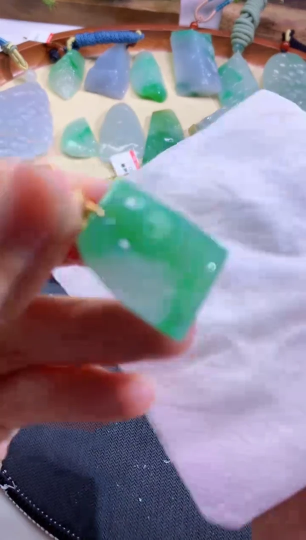 颈饰未镶嵌翡翠