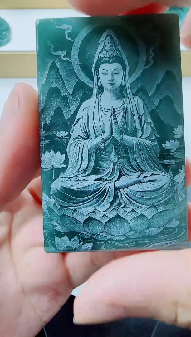 翡翠未镶嵌颈饰方观音