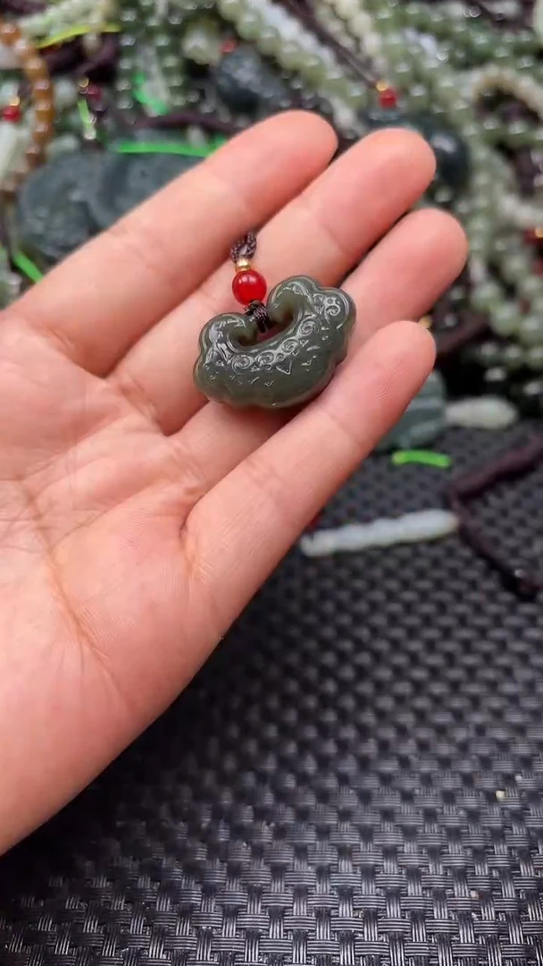 和田玉未镶嵌颈饰1