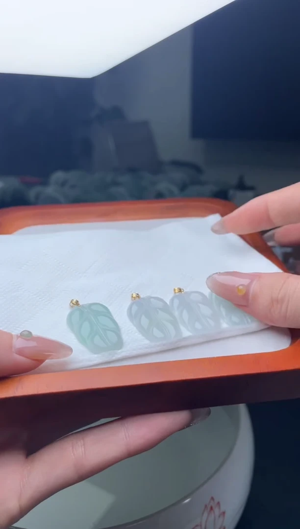 吊坠(不含链)18K金镶嵌翡翠叶子多样性发一件