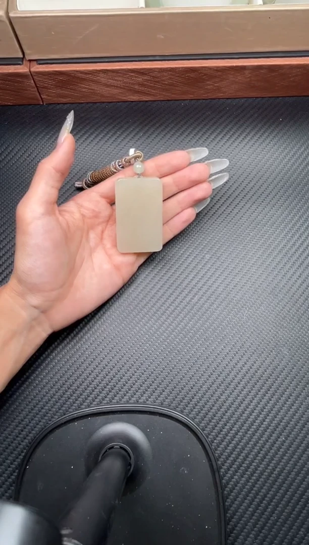 吊坠(赠链)未镶嵌和田玉黑山微色差吊坠M