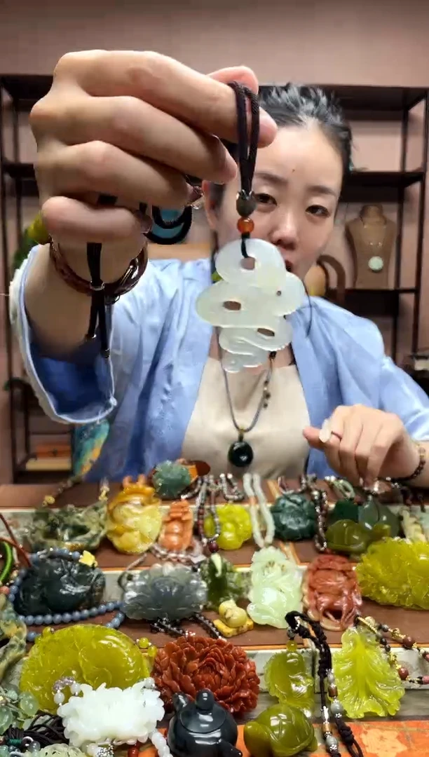 未镶嵌岫玉颈饰·