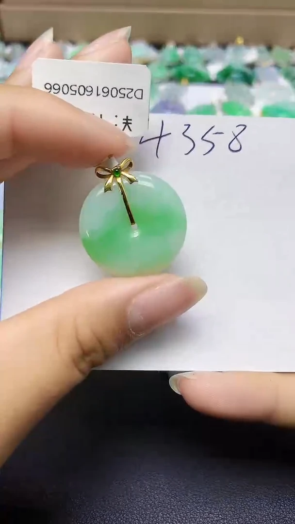 翡翠18K金镶嵌颈饰 天然缅甸翡翠A货