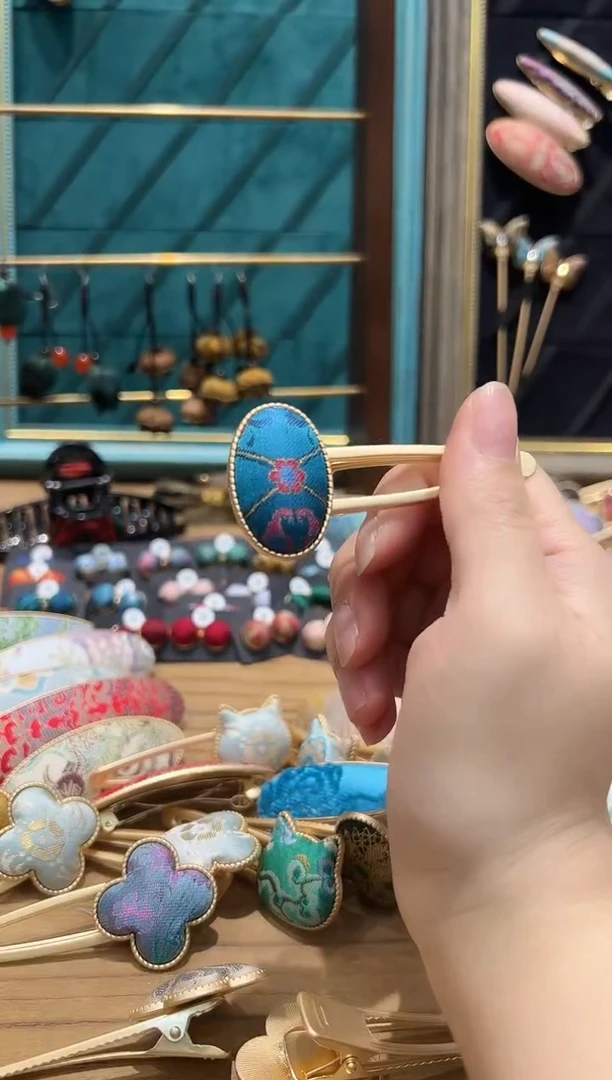 【闪购商品】【一物一拍专车】蓝色中间圈圈小椭圆发夹