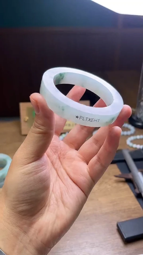未镶嵌手镯定制翡翠秋**?定制
