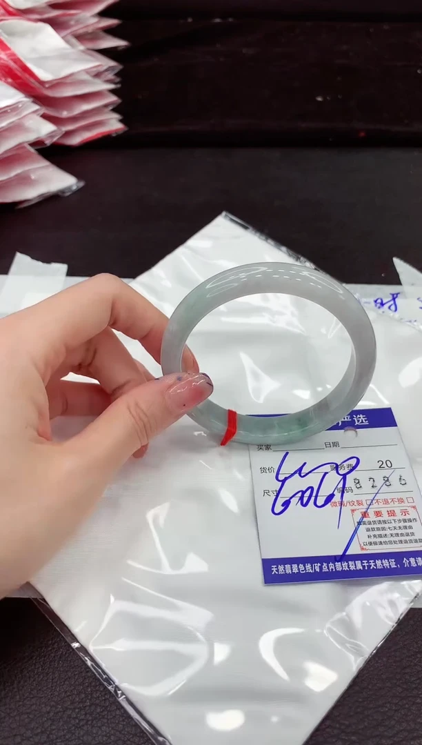 翡翠手镯未镶嵌1