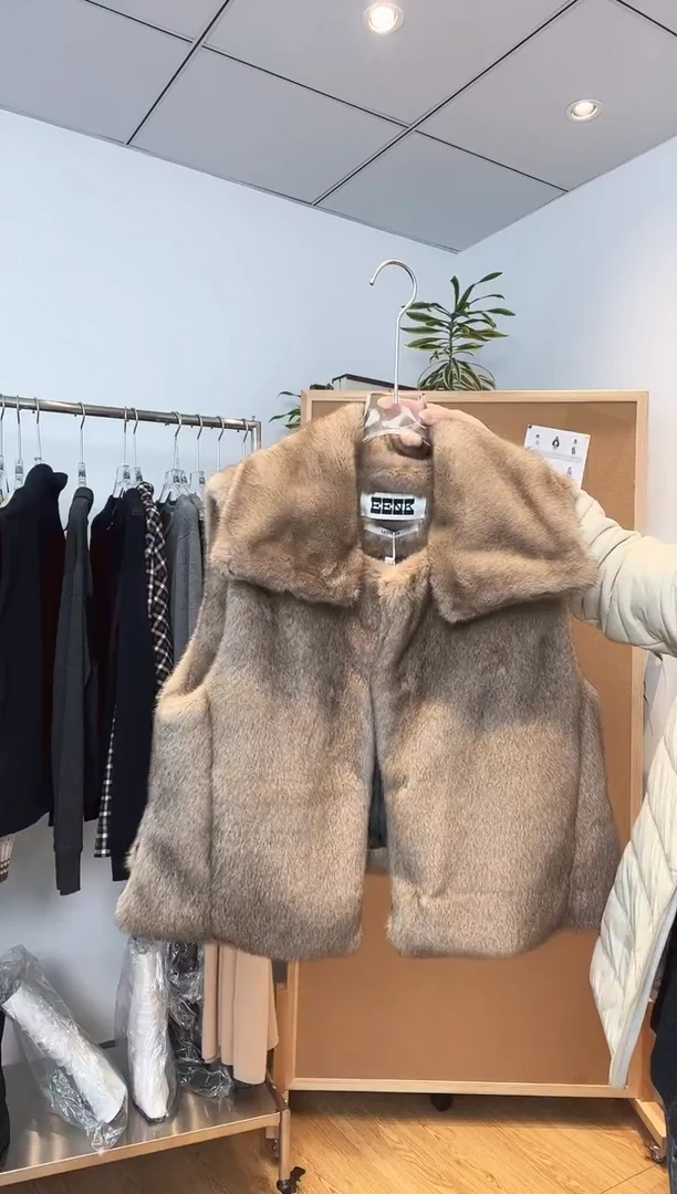 编号011 EE设计师品牌 毛毛马甲外套  待开价