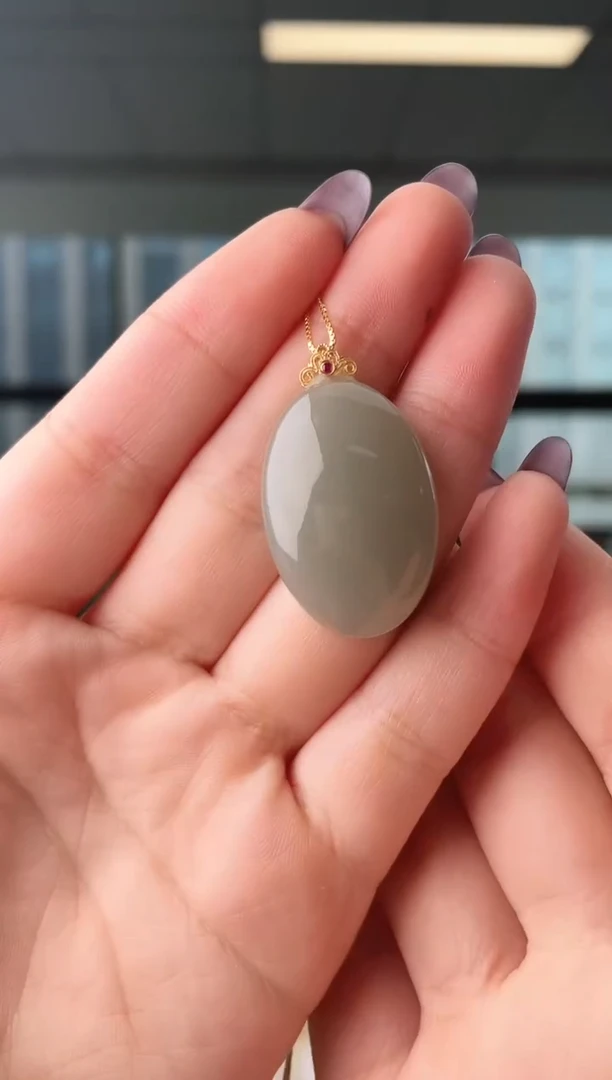 颈饰18K金镶嵌和田玉蛋面吊坠 赠链