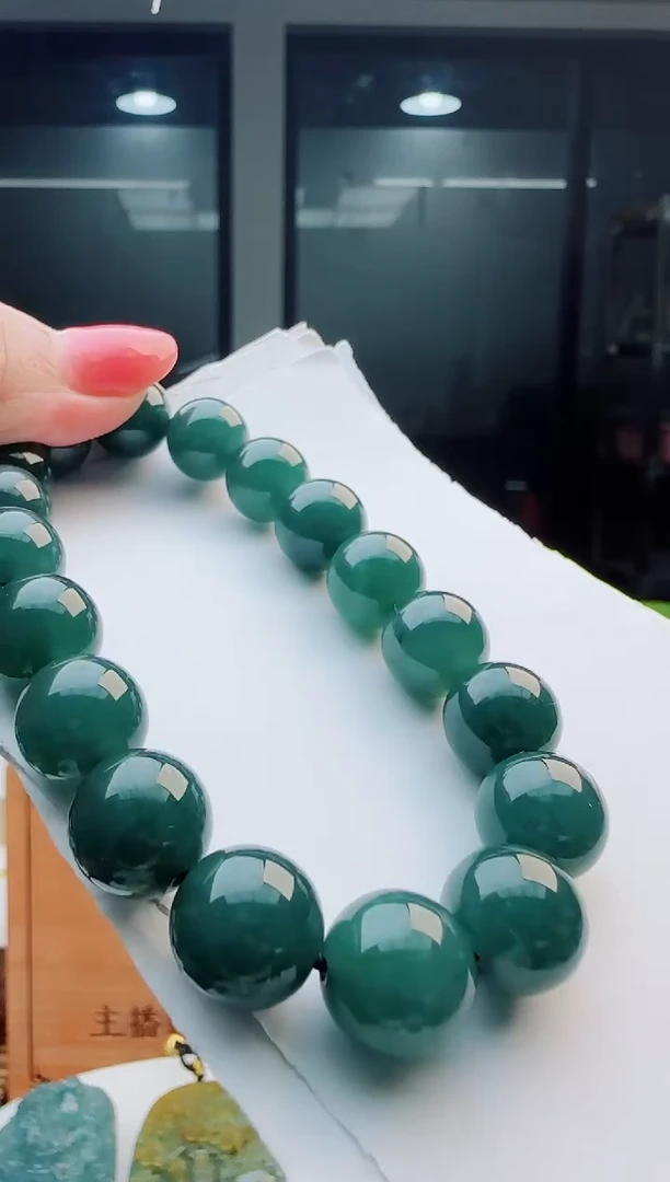 翡翠未镶嵌颈饰多样性发货其中一件