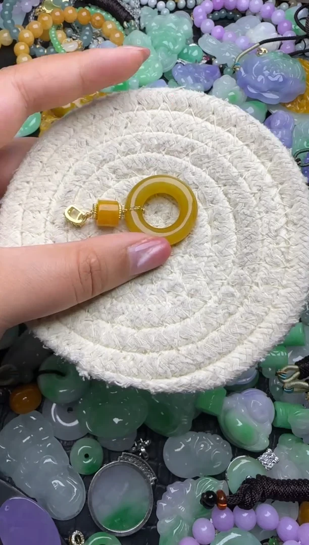 颈饰未镶嵌翡翠天然缅甸翡翠吊坠