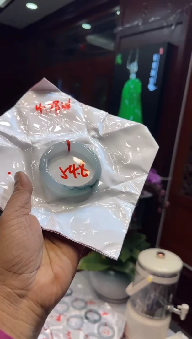 未镶嵌手镯翡翠手镯包容价