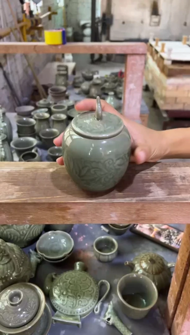 微瑕耀州窑莲纹茶叶罐