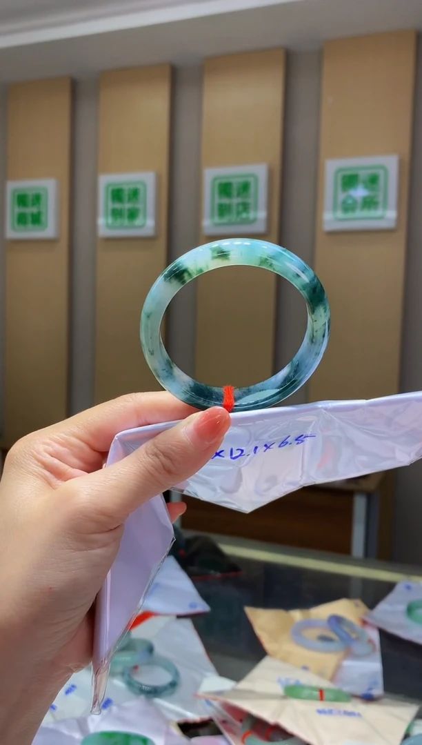 翡翠手镯未镶嵌-QQQ 圈口53.7