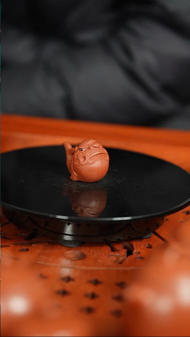 【闪购商品】紫砂茶宠朱泥刻绘鱼化龙笔架摆件