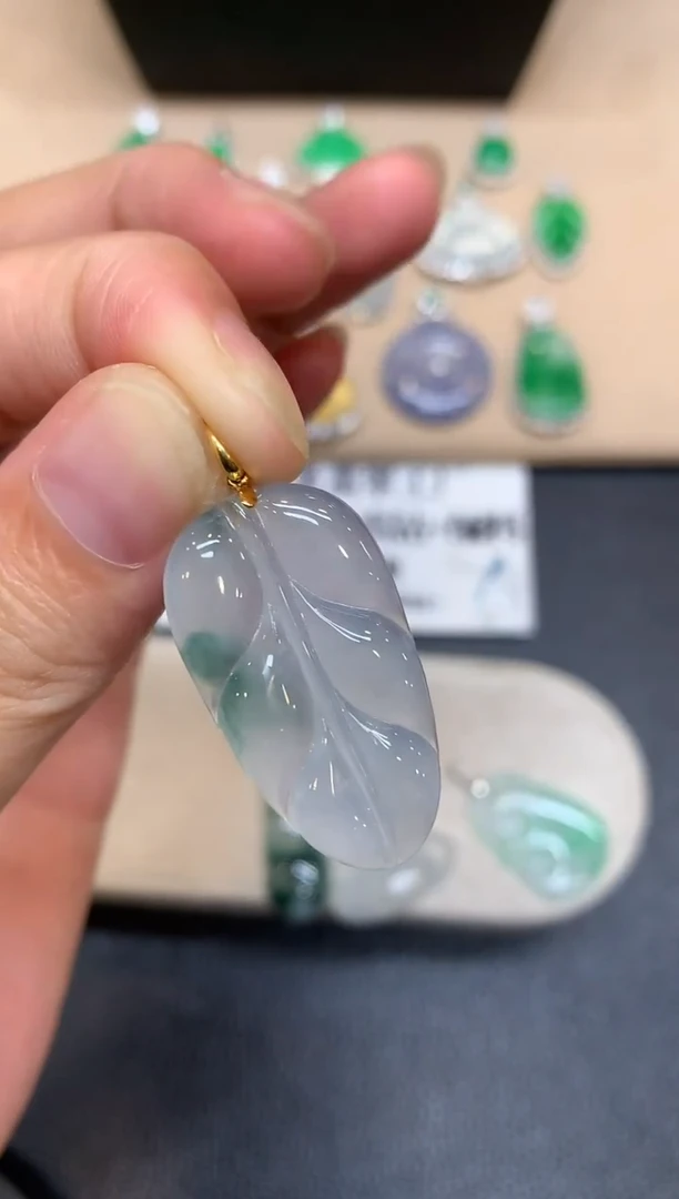 颈饰18K金镶嵌翡翠树叶【无服务费