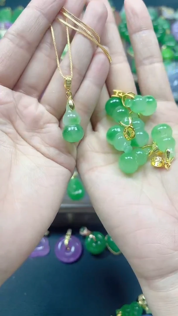 颈饰未镶嵌翡翠飘花葫芦