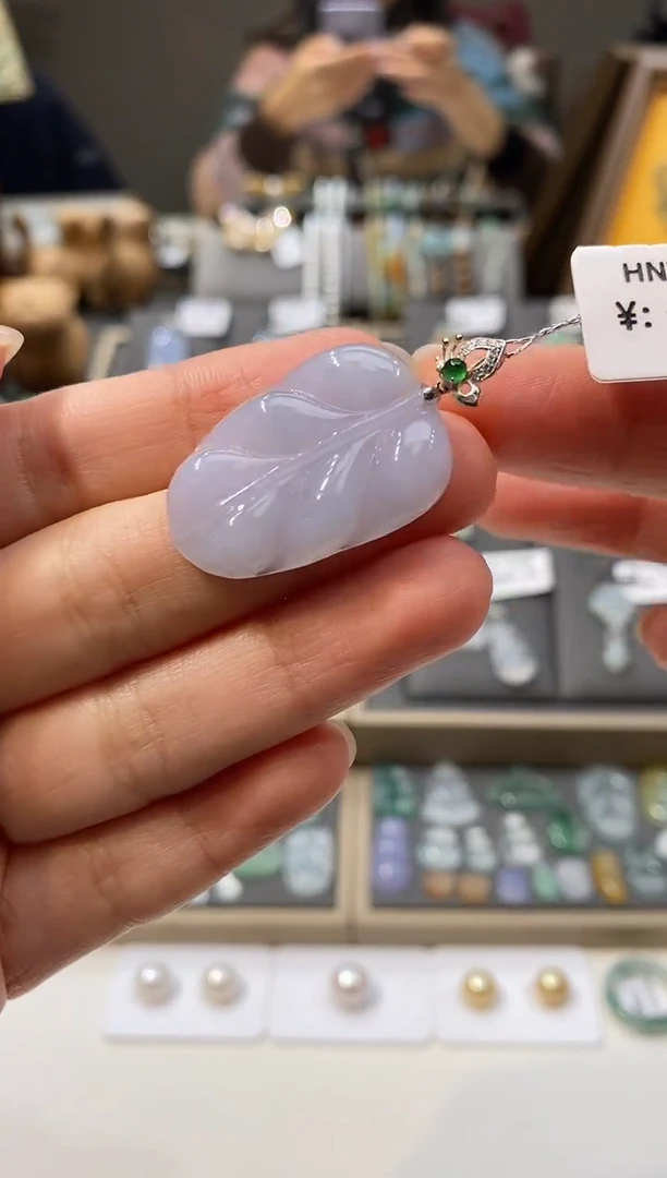 颈饰18K金镶嵌翡翠叶子