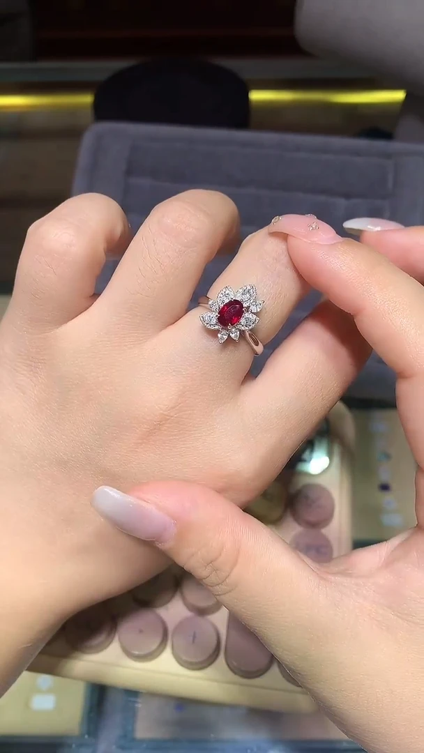 18K金镶嵌戒指红宝石1.0CT