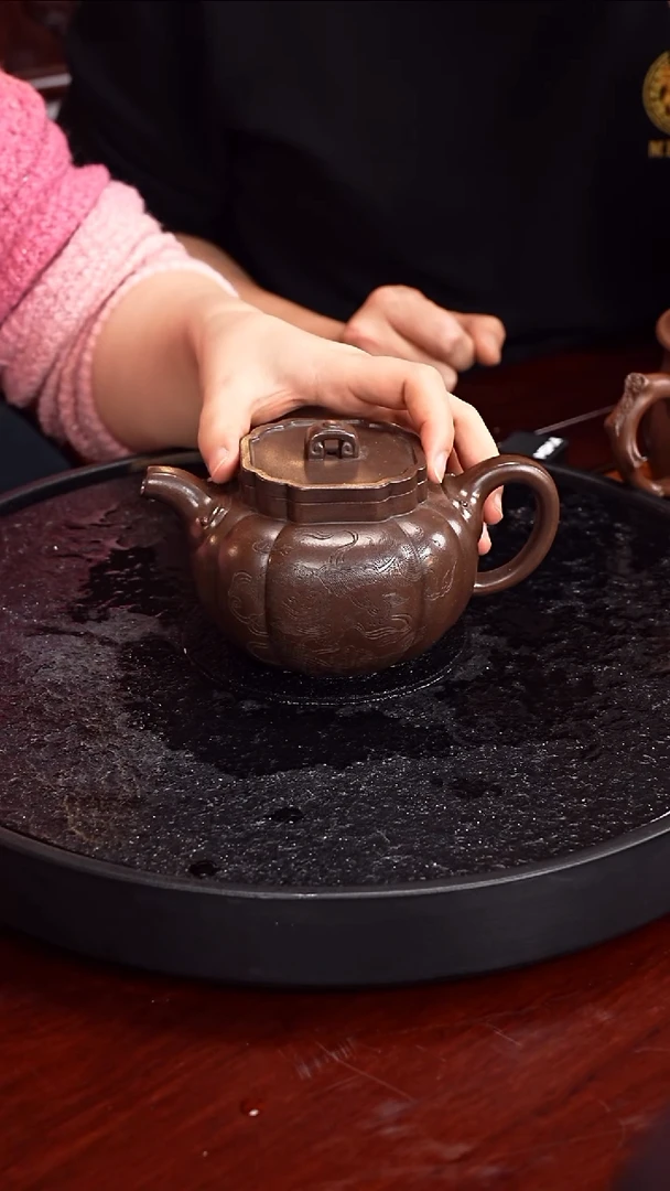 茶壶紫砂冯秀英  太极如意134 紫泥  400毫升  冯新芳