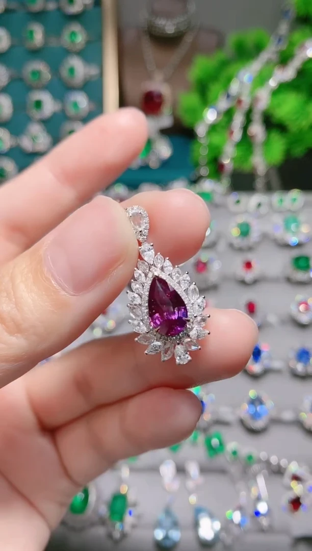 18K金吊坠彩色蓝宝石18K金镶嵌.