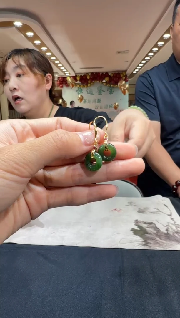 和田玉未镶嵌颈饰耳饰一对