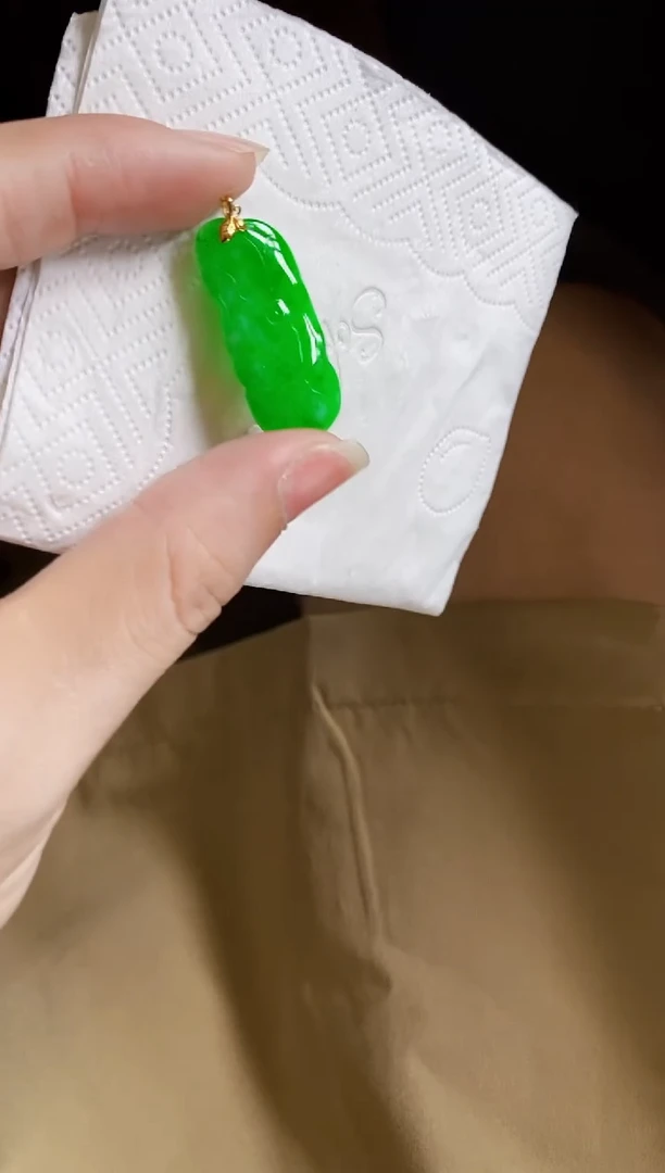 颈饰18K金镶嵌翡翠吊坠