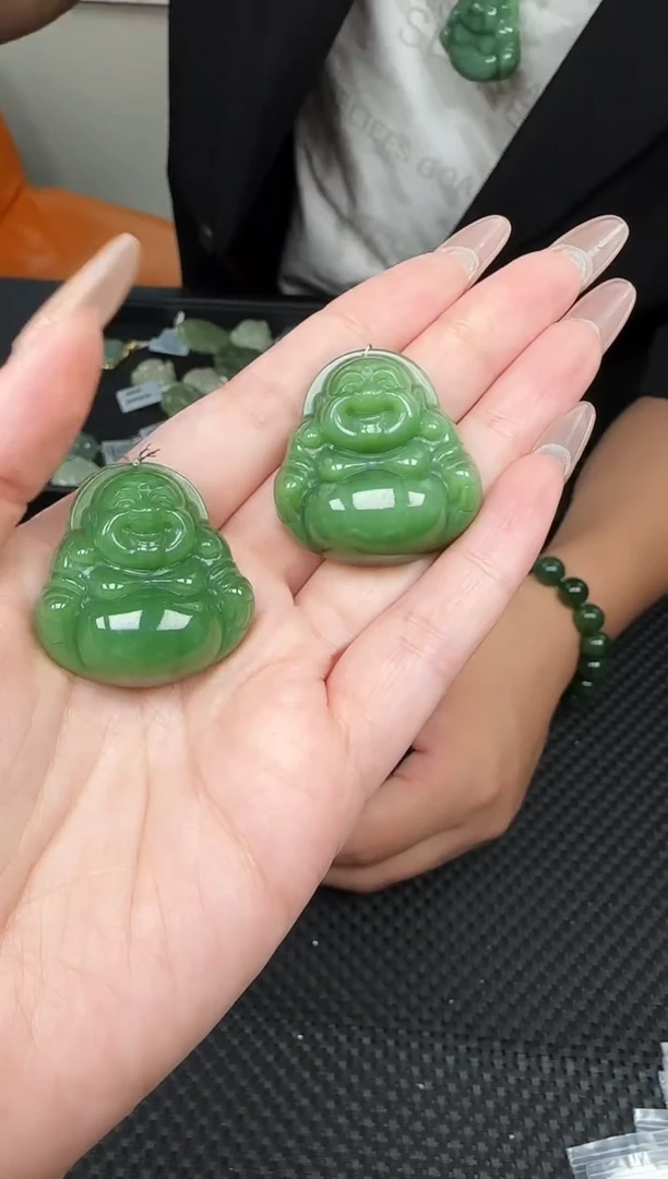 吊坠(不含链)未镶嵌和田玉一个，多样性发一件