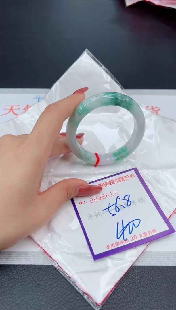 翡翠手镯未镶嵌1
