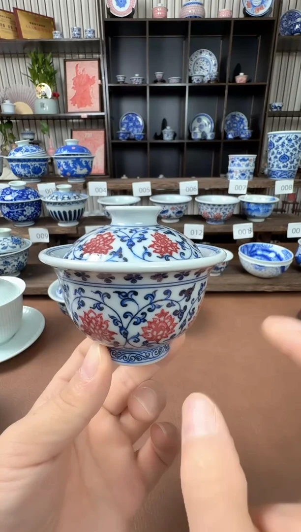 釉里红缠枝莲盖碗